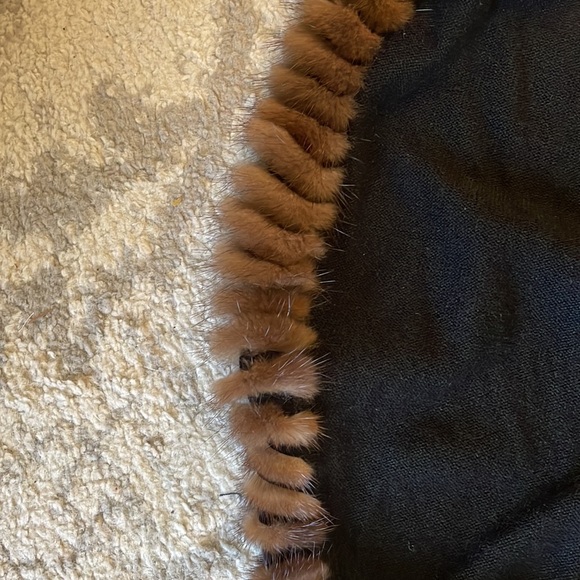 Vintage Italian wool stretch shawl/wrap with mink accents all around bottom - Picture 3 of 4